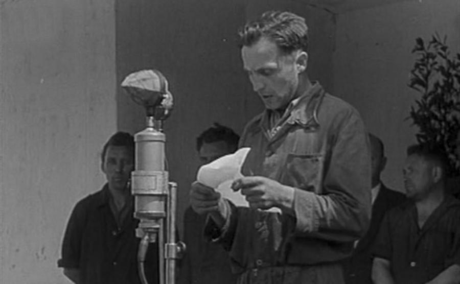 Un ouvrier lit un appel à la condamnation de Milada Horáková (Prague, 1950). Photo extraite du Documentaire de Martin Vadas.